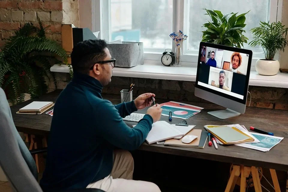 Estudiante participating in an intermediate online English class at Instituto de Inglés Inglés Idiomático