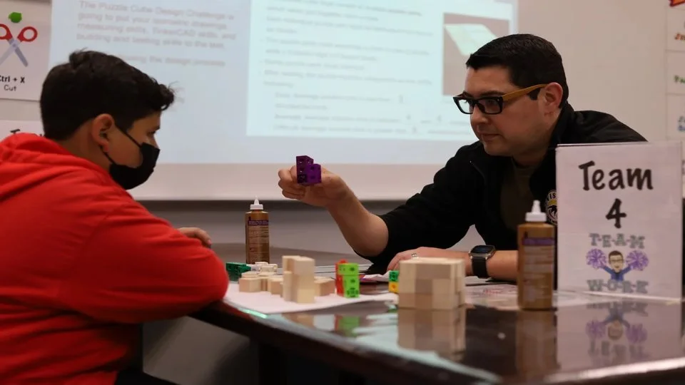 Estudiantes enjoying a conversation in the INGLES IDIOMATICO English Club
